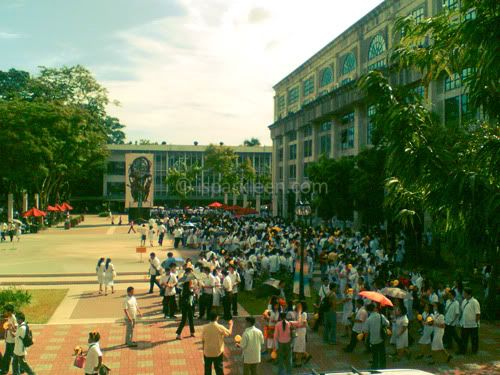 Freshies gathered at the Plaza Mayor for an orientation Freshies gathered at the Plaza Mayor for an orientation