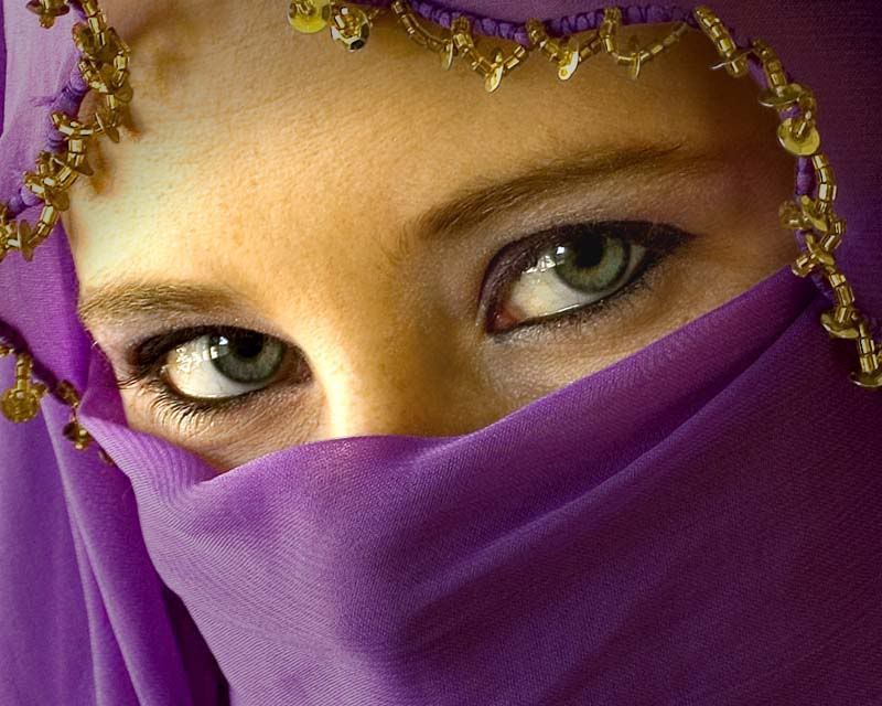 IMAGE: http://i76.photobucket.com/albums/j33/emrivera1/People/eyes1.jpg