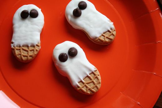 Semi-homemade Halloween treats: Easy Nutter Butter ghosts from Sandy Toes and Popsicles