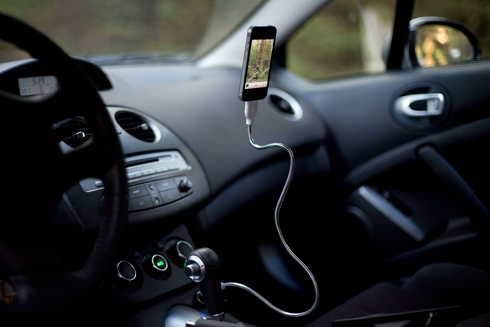 Bobine flexible phone stand in the car