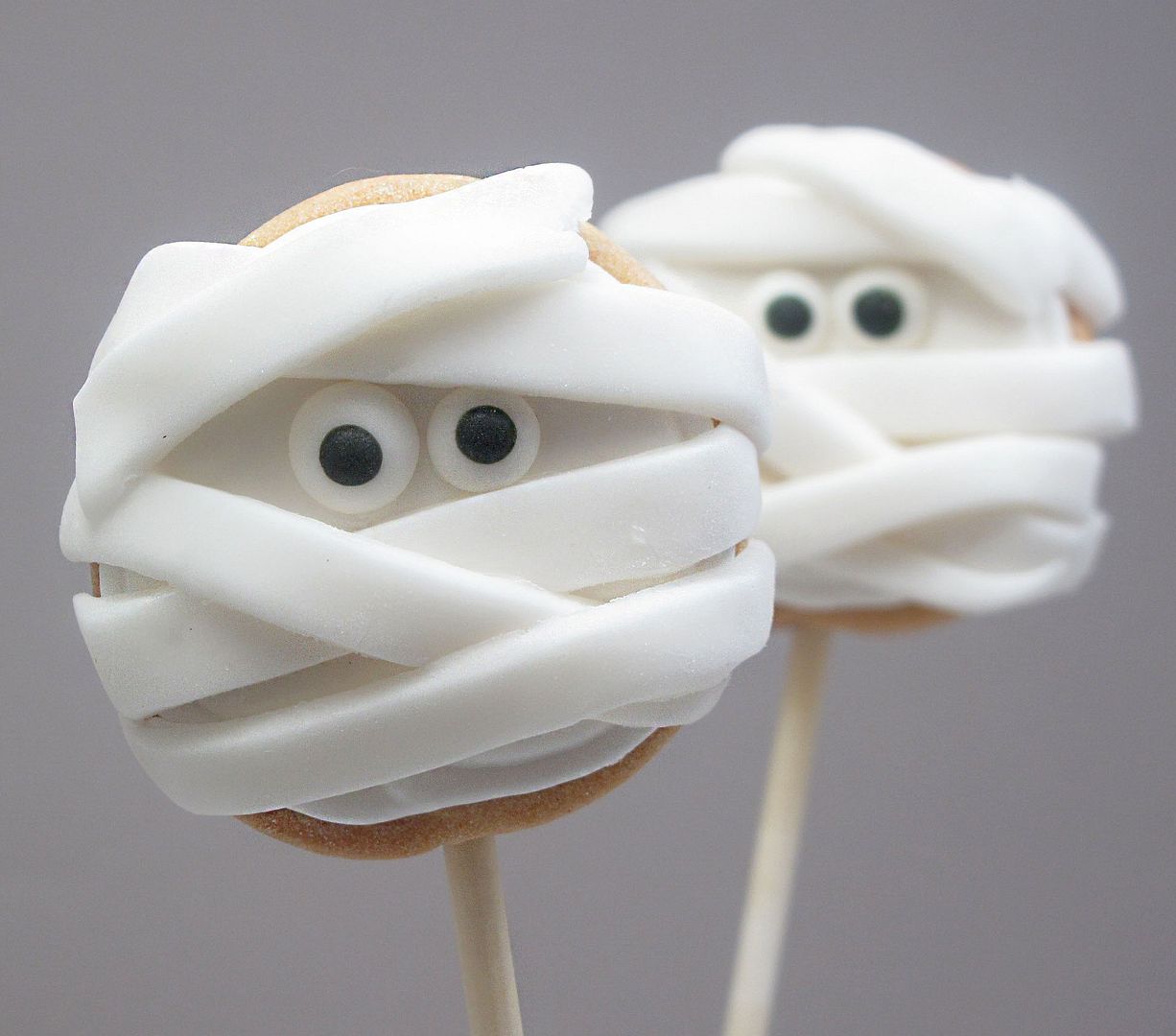 Halloween cookie recipes: Mummy Cookie Pops