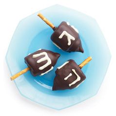 holiday food gifts: chocolate marshmallow dreidels