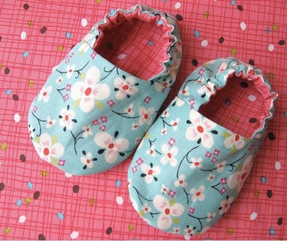 Handmade holiday gifts: baby booties