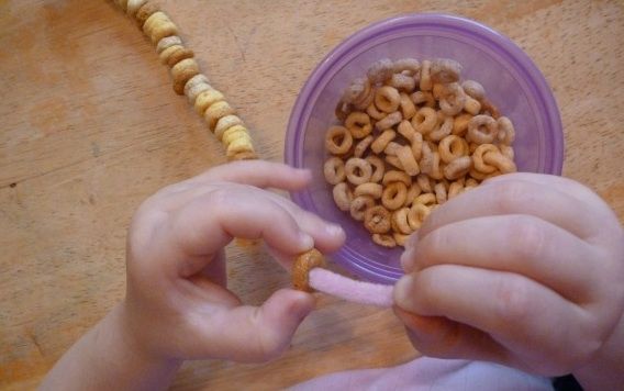 Travel snack ideas on Cool Mom Picks: Cheerios bracelet