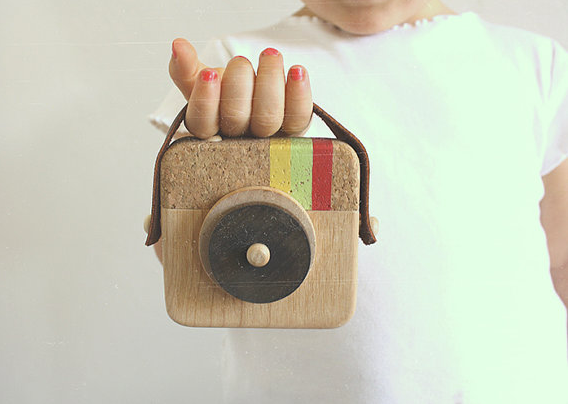 Instagram-inspired Anagram wooden toy camera | TwigCreative