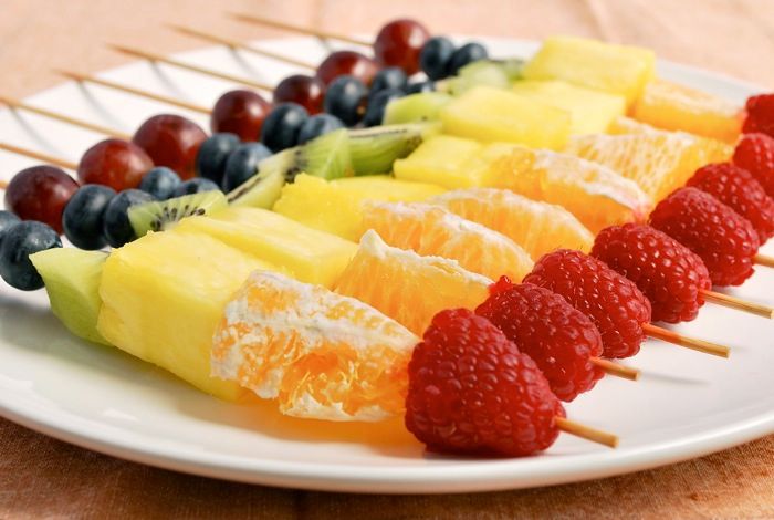 Healthy snacks: rainbow fruit skewers